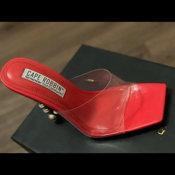 CAPE ROBBIN - Picture 1 of 3